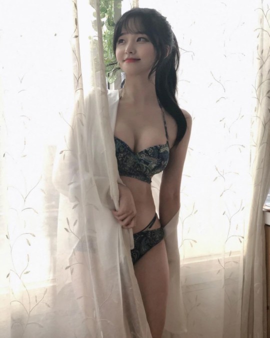 인기 아프리카 TV BJ 박민정이 남성잡지 맥심(MAXIM) 2021년 1월호 표지를 장식했다. /사진=박민정 인스타그램