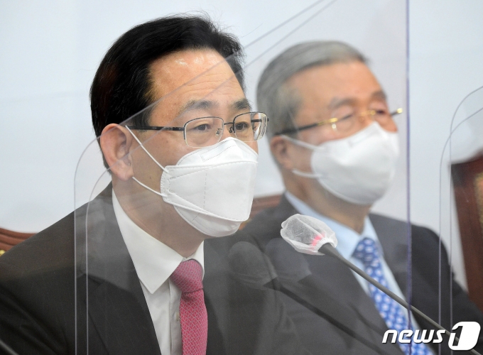 주호영 국민의힘 원내대표가 조국 전 법무부장관의 아내 정경심 동양대 교수의 1심 판결에 대해 더불어민주당이 불만을 표한 것을 두고 비판의 목소리를 냈다. 사진은 24일 국회에서 열린 비상대책위원회의에서 발언하는 주 원내대표. /사진=뉴스1