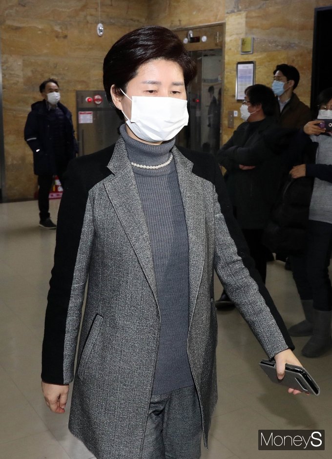 [머니S포토] 회의장 향하는 백혜련 법사위 소위원장
