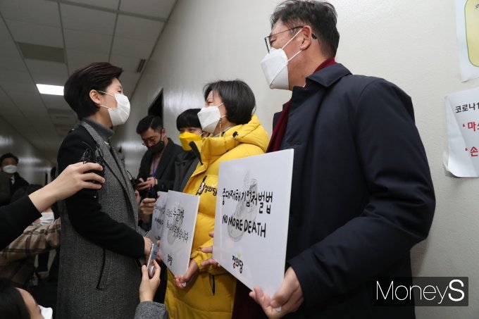 [머니S포토] 강은미 원내대표와 대화하는 백혜련 소위원장