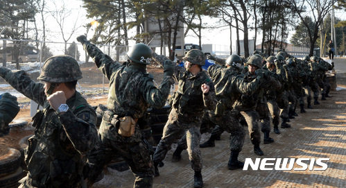 충청남도 논산의 육군훈련소에서 입영해 훈련대기 중이던 11명이 무더기로 코로나19에 확진됐다. /사진=뉴시스