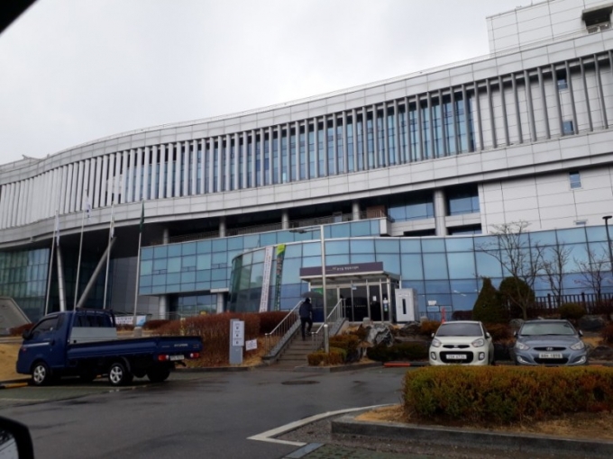 파주시는 당초 문산보건지소에 설치될 예정이었던 임시선별진료소를 문산읍행정복지센터 주차장(문산읍 통일로 1680)에 설치해 운영한다고 24일 밝혔다. / 사진제공=파주시