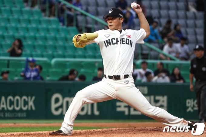 9일 오후 인천시 문학야구장에서 열린 프로야구 2019 신한은행 MY CAR KBO리그 삼성과 SK의 경기 7회초 1사 주자없는 상황 SK 박희수가 역투하고 있다. 2019.6.9/뉴스1 © News1 성동훈 기자