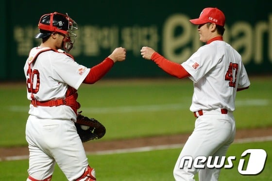 12일 오후 인천 SK행복드림구장에서 열린 2016 타이어뱅크 KBO 리그 SK 와이번스와 두산 베어스의 경기에서 9회초 SK 마무리 투수 박희수와 포수 이재원이 하이파이브를 나누고 있다. 2016.5.12/뉴스1 © News1 오대일 기자
