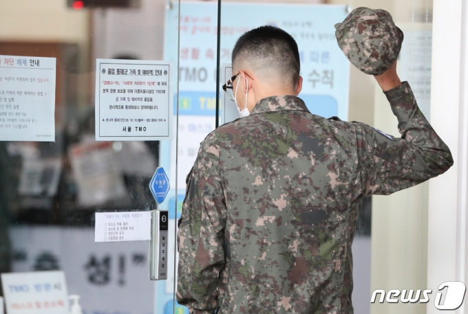 휴가를 나온 군 장병. 2020.10.12/뉴스1