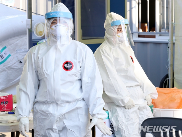 선별진료소에서 의료진들이 코로나19 검사자를 기다리고 있다/사진=뉴시스