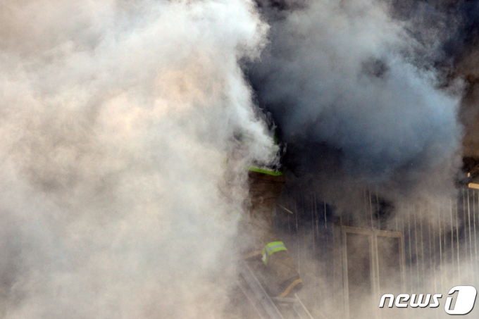 부산의 한 상가 건물에서 화재가 났지만 다친 사람은 없었던 것으로 전해졌다. 사진은 최근 경북 포항의 한 식당에서 일어난 화재를 소방관이 진화하는 모습./사진=뉴스1