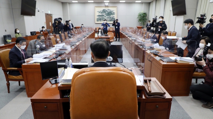 초대 공수처장 최종 후보의 윤곽이 드러났다. 사진은 최근 서울 여의도 국회에서 열린 공수처장 후보자 추천위원회 5차 회의 모습. /사진=사진공동취재단