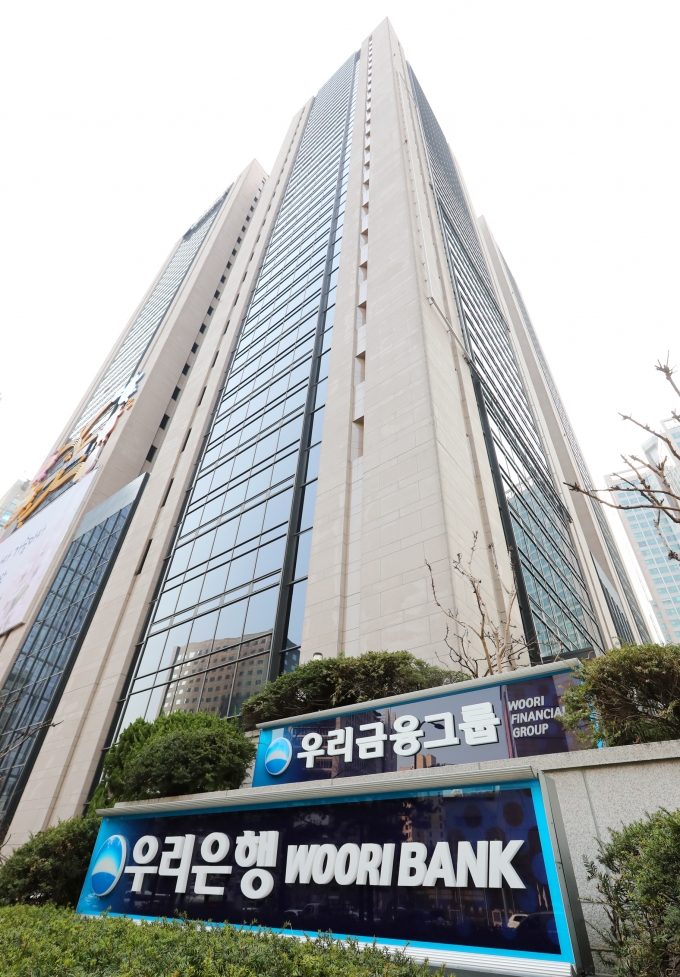우리금융그룹은 소상공인 100곳을 선정해 생활자금과 홍보, 마케팅 활동을 지원하는 ‘우리동네 善(선)한 가게’ 지원 사업을 시행한다./사진=우리금융그룹