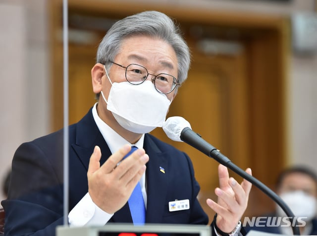 이재명 경기도지사가 경기도형 긴급재난지원금에 대한 언론의 보도를 비판했다. /사진=뉴시스