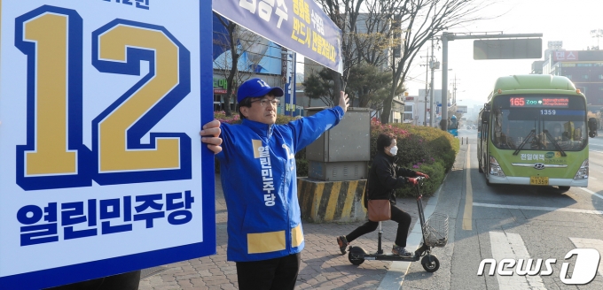 김의겸 전 청와대 대변인의 국회 입성 가능성에 관심이 모아진다. 사진은 지난 4월 총선에서 김 전 대변인이 전북 전주시 꽃밭정이사거리에서 출근길 차량들에게 손을 흔들며 지지를 호소하는 모습./사진=뉴스1