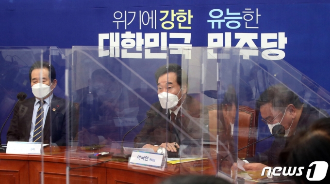 이낙연 더불어민주당 대표가 27일 오후 서울 여의도 국회에서 열린 고위 당·정·청협의회에서 모두발언을 하고 있다. 왼쪽은 정세균 총리./사진=뉴스1