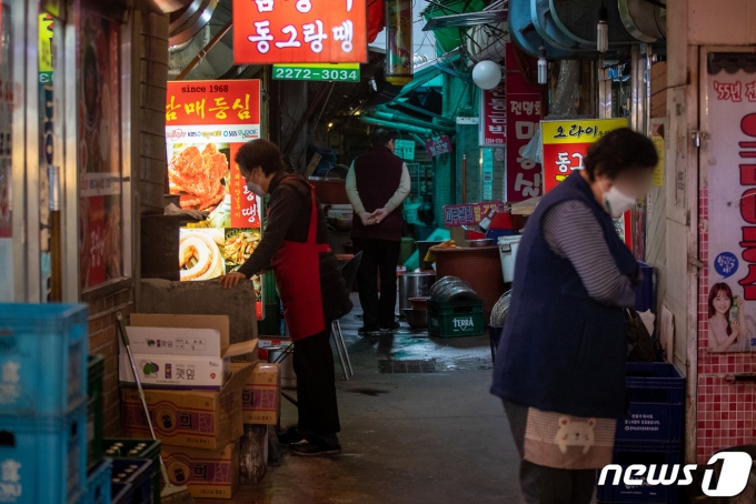 당·정·청이 코로나19로 피해가 집중된 소상공인·자영업자 등에 임대료 포함 최대 300만원을 지원을 결정했다. 사진은 노포가 밀집된 서울시내 한 골목. /사진=뉴스1