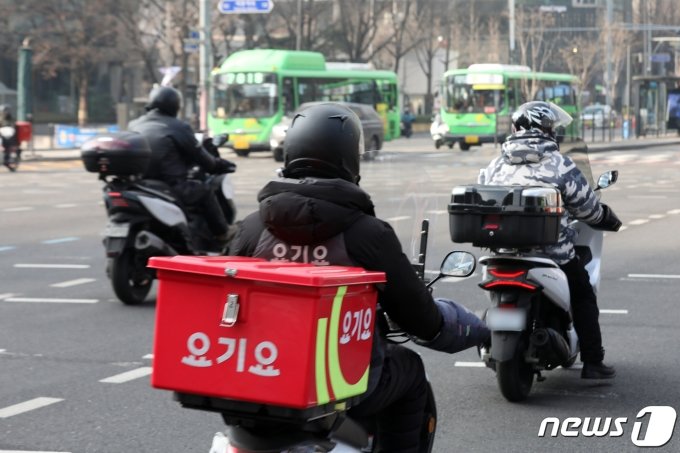 정부가 29일 오전 10시부터 외식 소비쿠폰 사업을 재개한다. 사진은 지난 28일 서울 광화문 사거리에서 음식배달 종사자가 도로를 주행하는 모습./사진=뉴스1