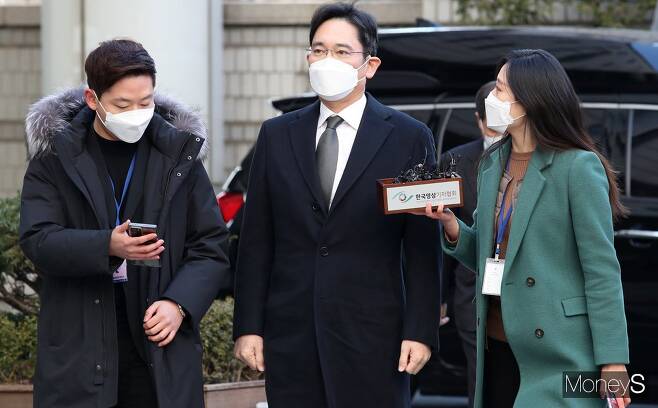 이재용 삼성전자 부회장이 21일 서울 서초동 서울고등법원에서 열린 '국정농단' 파기환송심 속행 공판에 출석하고 있다./ 사진=임한별 기자
