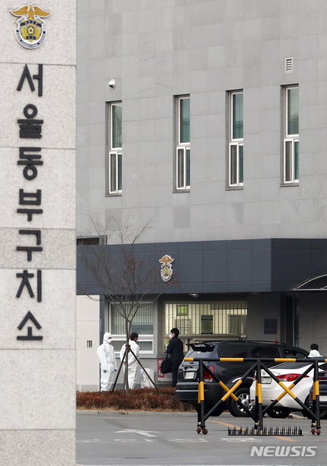 29일 서울 송파구 동부구치소 앞에 의료진이 대기하고 있다. /사진=뉴시스