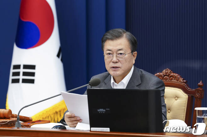 문재인 대통령이 미국 제약회사 모더나 CEO와의 통화에서 백신 2000만명분 공급에 합의했다. 사진은 문 대통령이 지난 29일 국무회의를 주재하는 모습. /사진=뉴스1