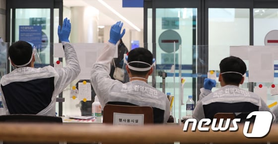 영국발 변이 코로나19에 감염된 국내 80대 남성이 사망한 사건에 대해 방역당국은 자가격리 중 발생한 일이라 지역 전파 가능성이 없다고 강조했다. 사진은 인천국제공항 입국장. /사진뉴스1