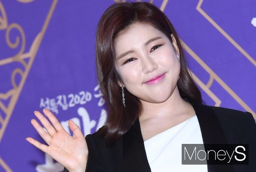 트로트가수 송가인이 연소득 100억설과 명품가방 싹쓸이 설에 대해 적극 해명했다. /사진=장동규 기자