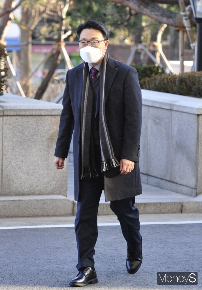 [머니S포토] 공수처장 최종 후보에 추천된 김진욱 선임연구관