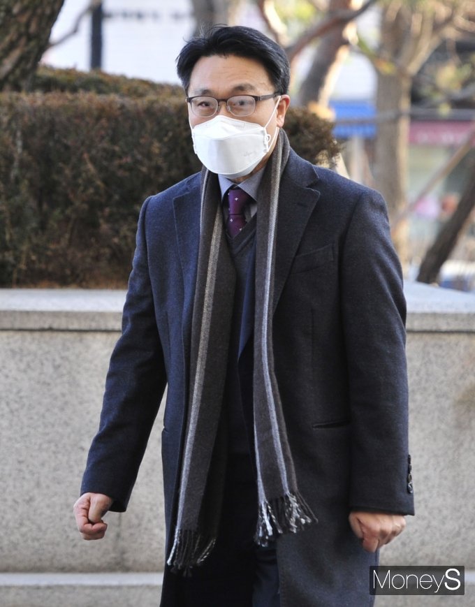 [머니S포토] 김진욱 공수처장 후보, 주먹 쥐고 출근