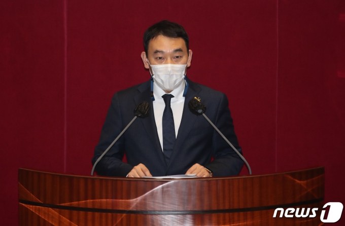 김용민 더불어민주당 의원이 윤석열 검찰총장에 대한 탄핵을 적극 검토할 필요가 있다고 주장했다. 사진은 지난 9일 본회의에서 공수처 관련 발언을 하고 있는 김 의원. /사진=뉴스1