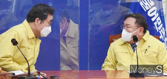 [머니S포토] 민주당 최고위, 의견 나누는 이낙연-김태년