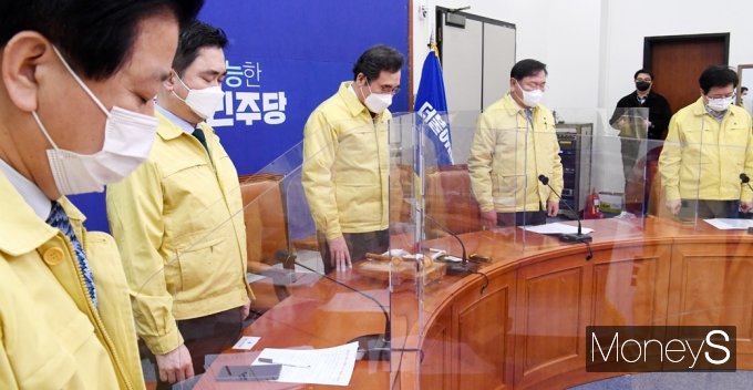 [머니S포토] 고 김근태 9주기, 묵념하는 민주당 최고위