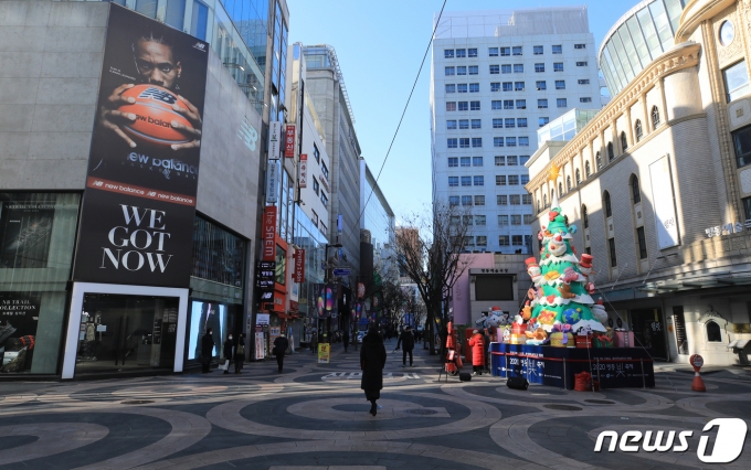 코로나19 확산에 따른 사회적 거리두기 강화로 외출이 제한되면서 올 한해 동안 모든 연령대에서 TV 시청 시간량이 늘어났다. 사진은 거리두기 격상으로 연말에도 한적한 서울 명동 거리. /사진=뉴스1