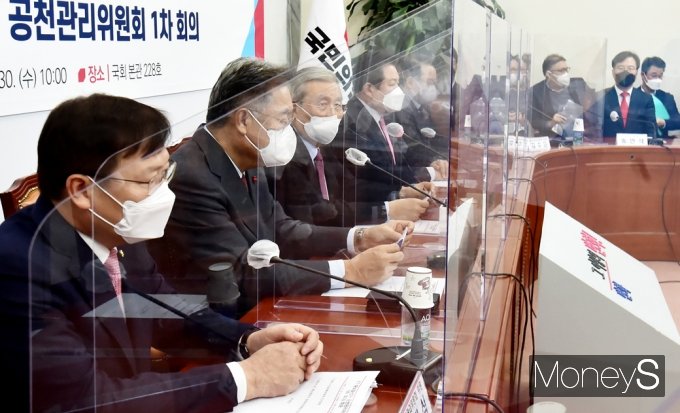 [머니S포토] 서울·부산 보궐 선거 관련 발언하는 김종인 비대위