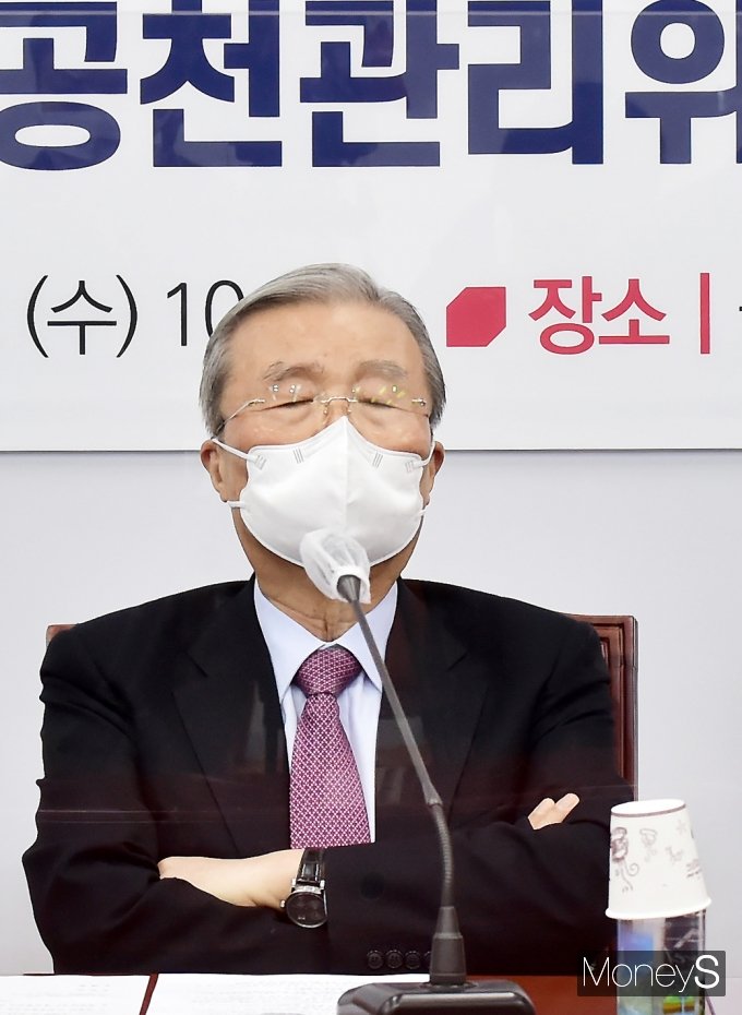 [머니S포토] 국힘 재보궐 공천관리위 가동, 생각에 잠긴 '김종인'