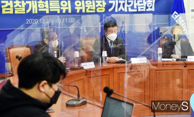 [머니S포토] 간담회 갖는 검찰개혁특위 '윤호중'