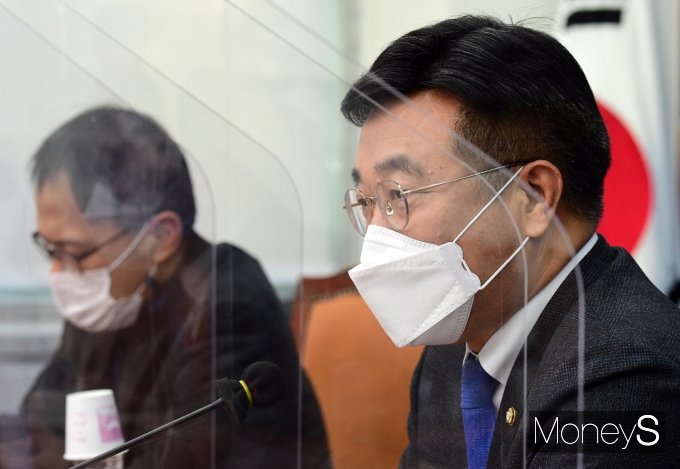 [머니S포토] 취재진 질문에 입 뗀 '윤호중'