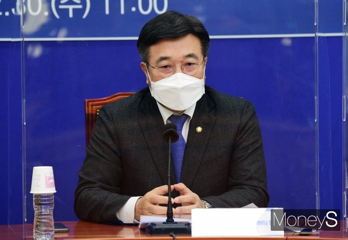 윤호중 더불어민주당 검찰개혁특별위원회 위원장이 30일 서울 여의도 국회에서 검찰개혁특위 운영방향과 향후 계획에 대해 기자간담회를 하고 있다. /사진=임한별 기자