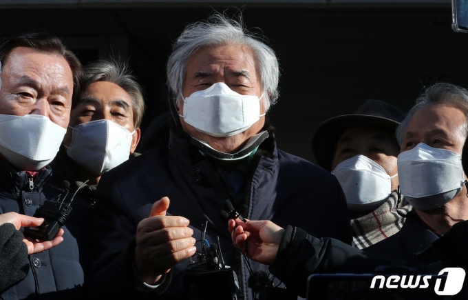서울 광화문광장 집회에서 특정 정당 지지를 호소한 혐의 등으로 재판에 넘겨잔 한국기독교총연합회(한기총) 대표회장 전광훈 목사가 1심에서 무죄를 선고받았다. 사진은 이날 선고 직후 서울 서초구 서울중앙지방법원에서 기자회견을 연 전 목사. /사진=뉴스1