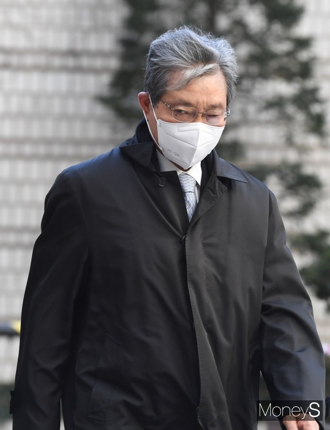 [머니S포토] 법정 향하는 장충기 전 삼성미래전략실 사장