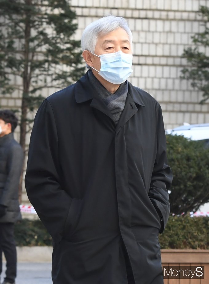 [머니S포토] 국정농단 사건 파기환송심 결심 공판 출석하는 최지성