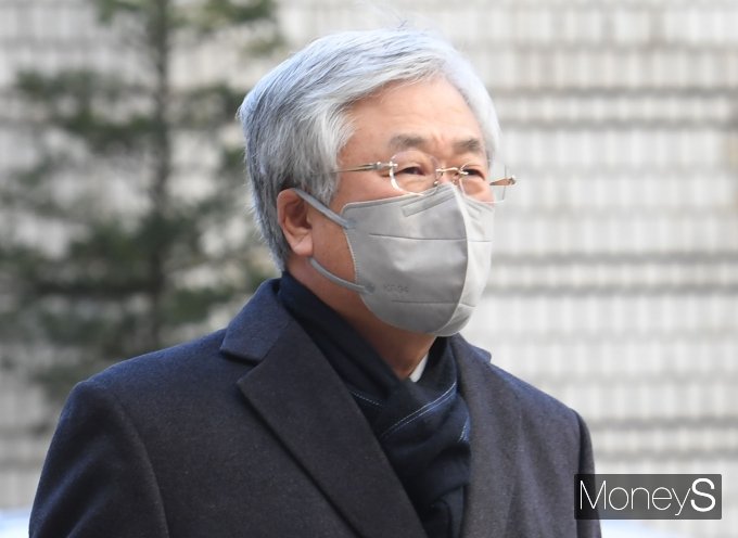 [머니S포토] 박상진 전 삼성전자 사장 '법정으로'