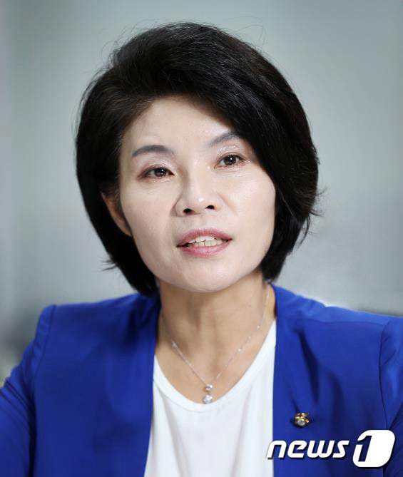 문재인 대통령은 30일 환경부 장관에 한정애 더불어민주당 의원을 내정했다. /사진=뉴스1 (청와대 제공)