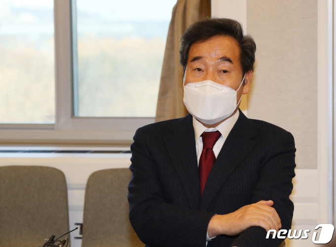 이낙연 더불어민주당 대표가 30일 국회에서 기자들과 만나 질의에 답변하고 있다. /사진=뉴스1