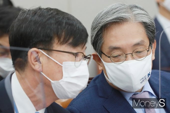 김상조 청와대 정책실장(왼쪽)과 노영민 비서실장이 지난달 13일 오전 서울 여의도 국회에서 열린 국회운영위원회 전체회의에서 대화를 나누고 있다. /사진=장동규 기자
