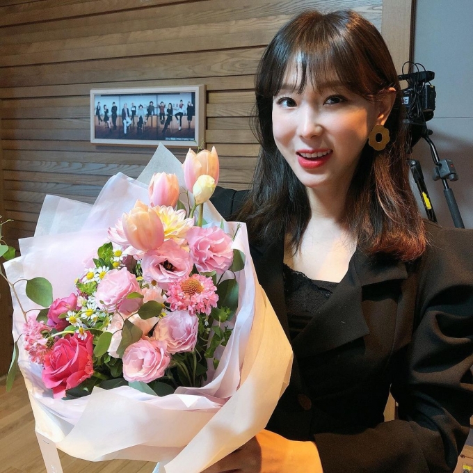 지난 29일 MBC 연예대상에서 라디오 우수상을 받은 가수 이지혜가 수상 축하 꽃다발을 든 인증샷을 올리며 자축했다. /사진=MBC '오후의 발견' 인스타그램 