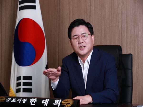 한대희 군포시장은 30일 2021년 신축년 신년사를 발표하고 새해 시정 목표와 추진 방향 등을 밝혔다. / 사진제공=군포시