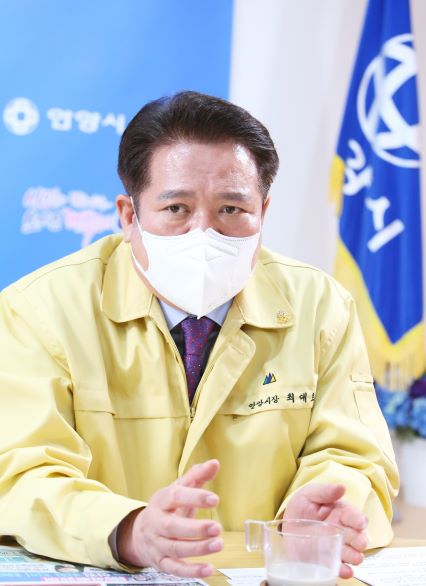 안양시 최대호 시장이 신축년(辛丑年) 새해 인사말과 함께 2021년 시정 운영 구상을 밝혔다. 최 시장은 “새해에는 활기찬 기운으로 시민 여러분의 가정에 건강과 풍요가 넘치는 복된 한 해가 되시기 바란다”고 전했다. / 사진제공=안양시