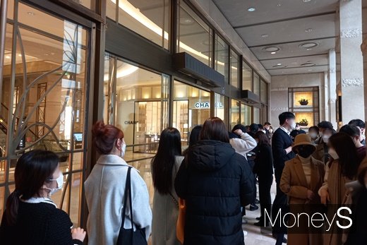 지난 11월1일 서울 중구 소공동 롯데백화점 본점에 샤넬 매장에 입장하기 위한 대기줄이 늘어섰다. /사진=김경은 기자