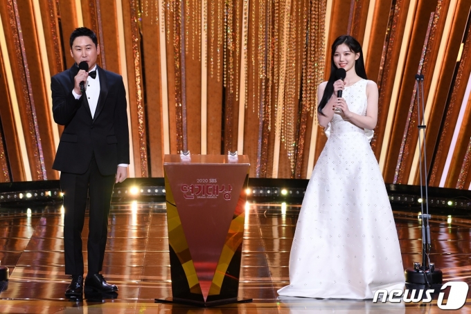 [사진] 신동엽·김유정 'SBS 연기대상 시상식 사회 맡았어요'