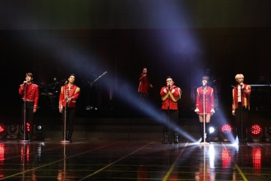 공연은 “우리는 연결되어 있다(We’ve connected)”를 주제로, 아티스트와 아티스트, 팬과 팬, 아티스트와 팬, 그리고 2020년의 마지막과 2021년의 처음을 ‘연결’하는 의미를 담아 진행됐다. /사진제공=빅히트 레이블즈