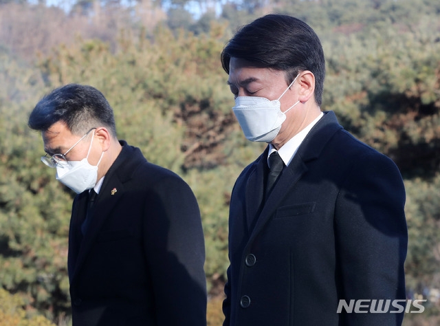 신축년 새해 첫 날인 1일 오전 안철수 국민의당 대표가 서울 동작구 국립현충원에서 참배를 하고 있다. /사진=공동취재사진