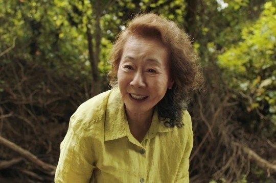 배우 윤여정이 미국 영화 시상식에서 또 하나의 트로피를 추가했다. /사진='미나리' 스틸컷