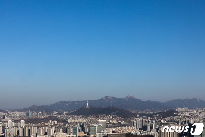 올해의 마지막 날인 31일 서울 도심 위로 파란 하늘이 펼쳐져 있다. 2020.12.31/뉴스1 © News1 성동훈 기자